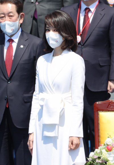 윤석열 대통령이 10일 서울 여의도 국회에서 열린 제20대 대통령 취임식에서 선서를 위해 단상으로 이동하고 있다.2022. 5. 10  김명국 기자