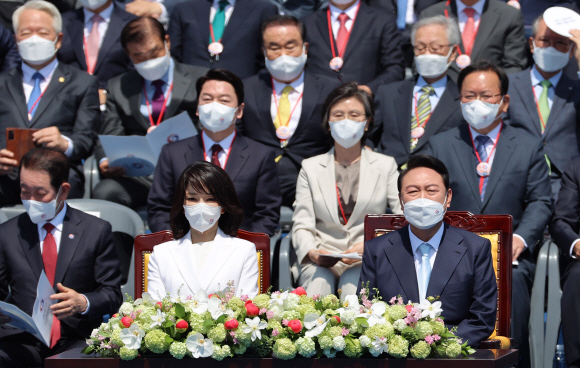 윤석열 대통령과 영부인 김건희 여사가 10일 서울 여의도 국회에서 열린 제20대 대통령 취임식에 참석해 자리하고 있다. 김명국 기자