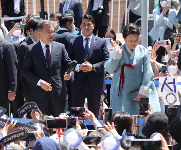문재인 전 대통령과 김정숙 여사가 10일 서울역에서 양산 사저로 향하는 KTX에 오르기 전 환송 나온 시민들과 인사를 나누고 있다. 2022. 5. 10  박지환 기자