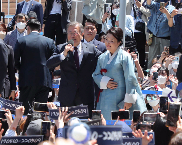 문재인 전 대통령과 김정숙 여사가 10일 서울역에서 양산 사저로 향하는 KTX에 오르기 전 환송 나온 시민들과 인사를 나누고 있다. 2022. 5. 10  박지환 기자