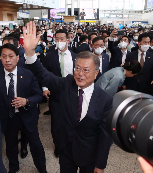 문재인 전 대통령이 10일 서울역에서 양산 사저로 향하는 KTX에 오르기 전 환송 나온 시민들을 향해 손을 흔들고 있다. 2022. 5. 10  박지환 기자