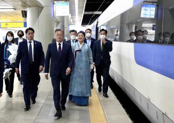 5년간의 임기를 마친 문재인 전 대통령이 김정숙 여사와 10일 경남 양산 사저로 출발하기위해 열차로 향하고 있다. 2022.5.10  문재인 전 대통령측 제공