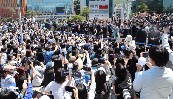 문재인 전 대통령과 김정숙 여사가 10일 서울역에서 양산 사저로 향하는 KTX에 오르기 전 환송 나온 시민들과 인사를 나누고 있다. 2022. 5. 10  박지환 기자