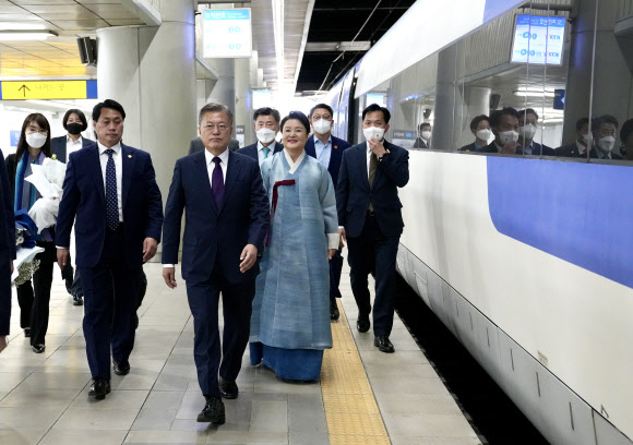 서울역에서 양산으로 향하는 문재인 전 대통령 내외