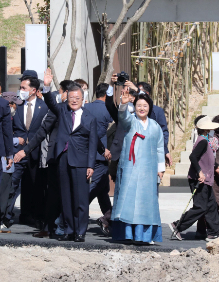문재인 전 대통령과 김정숙 여사가 10일 경남 양산 평산마을 사저로 들어서며 환영하는 시민들을 향해 손을 흔들고 있다.  2022.5.10.  청와대 사진기자단