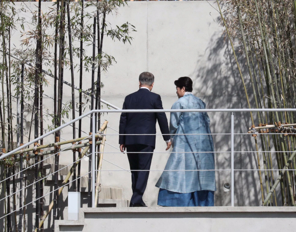 문재인 전 대통령과 김정숙 여사가 10일 환영나온 시민들의 환호 속에 경남 양산 평산마을 사저로 들어서고 있다. 2022.5.10.  박지환 기자