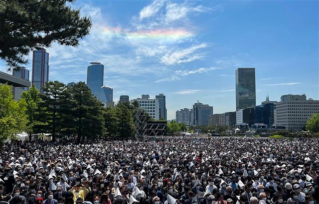 10일 서울 여의도 국회의사당 앞 잔디마당에서 열린 제20대 대통령 취임식장 위로 무지개가 떠 있다. 2022.5.10 뉴스1