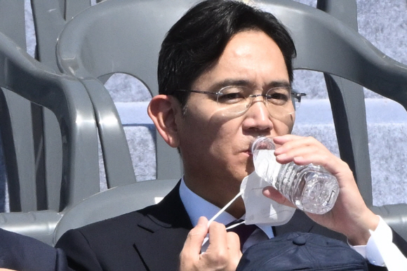이재용 삼성전자 부회장이 10일 오전 서울 여의도 국회에서 열린 윤석열 제20대 대통령의 취임식에 참석해 목을 축이고 있다.2022. 5. 10  김명국 기자