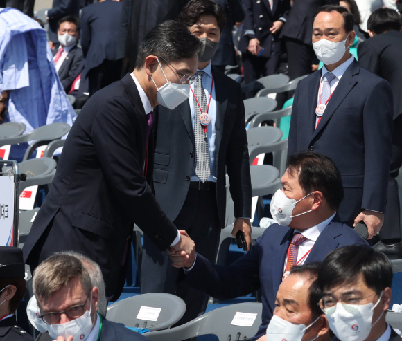 10일 서울 여의도 국회에서 열린 제20대 대통령 취임식에 참석한 이재용 삼성전자 부회장 최태원 에스케이 대표이사 회장이 악수하고 있다.  대통령실 사진기자단