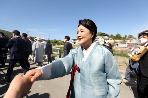 평산마을 도착한 김정숙 여사