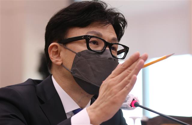 한동훈 법무부 장관 후보자가 9일 오후 서울 여의도 국회에서 열린 인사청문회에서 의원들의 질의에 답하고 있다. 2022.5.9 공동취재