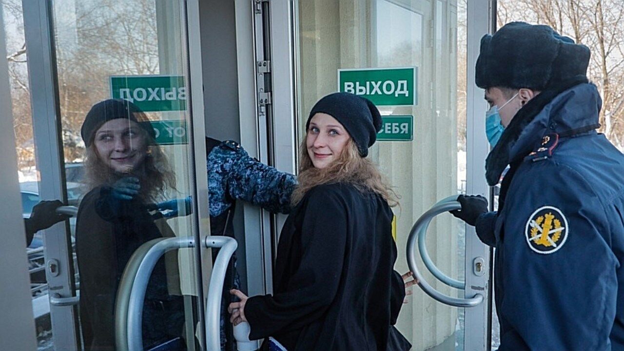 모스크바 법원에 출석하는 푸시 라이엇 리더 마리아 알료히나의 모습 EPA 연합뉴스