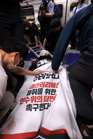 ‘오체투지’ 시위 이어가는 전장연