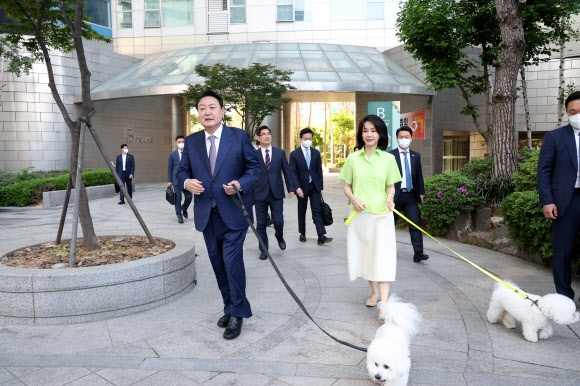 김건희 여사 배웅받으며 출근하는 윤석열 대통령