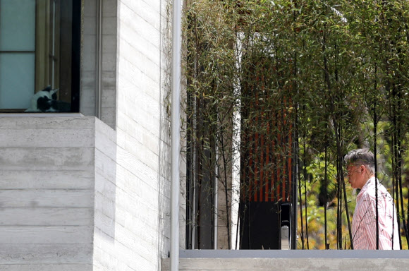 ‘양산시민’ 문재인 전 대통령과 고양이