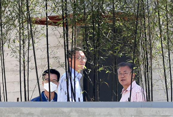 문 전 대통령, 밝은 표정