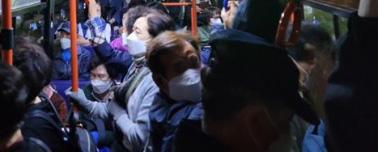 11일 새벽 4시 서울 구로구 구로동에서 출발해 강남 개포동 방향으로 가는 6411번 버스 안은 청소 노동자들로 발 디딜 틈이 없다.