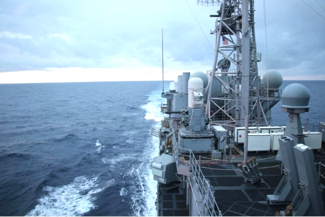 지난 10일 미국 타이콘데로가급 순양함 ‘포트 로얄’이 대만해협을 통과하는 ‘항행의 자유’ 훈련을 진행하고 있다. 미 제7함대 제공