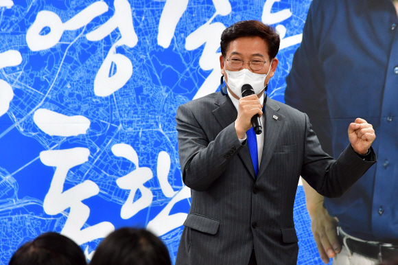 더불어민주당 송영길 서울시장 후보가 12일 오전 서울 중구 무교동 캠프사무실에서 열린 ‘송영길 뚜벅이 자봉단 발대식’에서 인사말을 하고 있다. 2022. 5. 12  김명국 기자