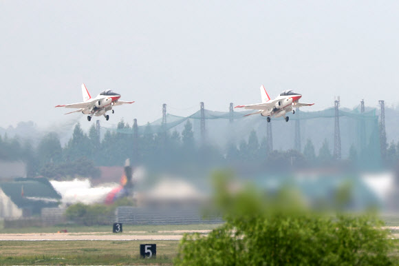 활주로 이륙하는 T-50 훈련기