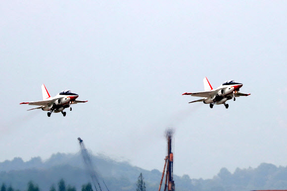 이륙하는 T-50 훈련기