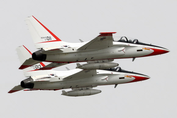 이륙하는 T-50 편대