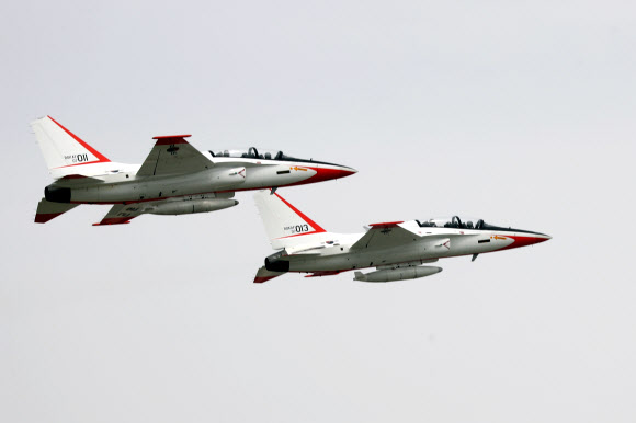 이륙하는 T-50 편대