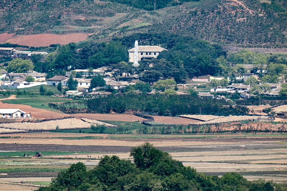 북한이 신종 코로나바이러스 감염증(코로나19) 확진자가 발생한 사실을 처음으로 공개한 12일 경기도 파주시 오두산 통일전망대에서 바라본 북한 황해북도 개풍군에서 북한 주민들이 농사일을 하고 있다. 2022.5.12 연합뉴스