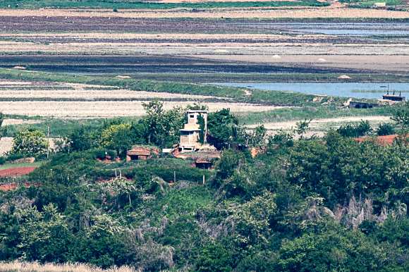 북한이 신종 코로나바이러스 감염증(코로나19) 확진자가 발생한 사실을 처음으로 공개한 12일 경기도 파주시 오두산 통일전망대에서 바라본 북한 황해북도 개풍군에서 임진강변 북측 초소가 적막하다. 2022.5.12  연합뉴스