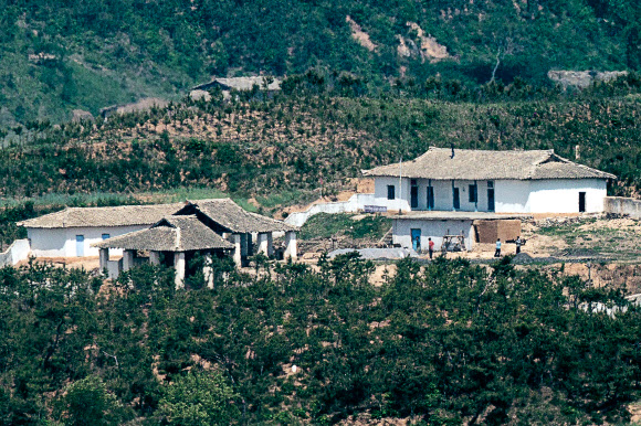 북한이 신종 코로나바이러스 감염증(코로나19) 확진자가 발생한 사실을 처음으로 공개한 12일 경기도 파주시 오두산 통일전망대에서 바라본 북한 황해북도 개풍군에서 북한 주민들이 모여 있다. 2022.5.12  연합뉴스