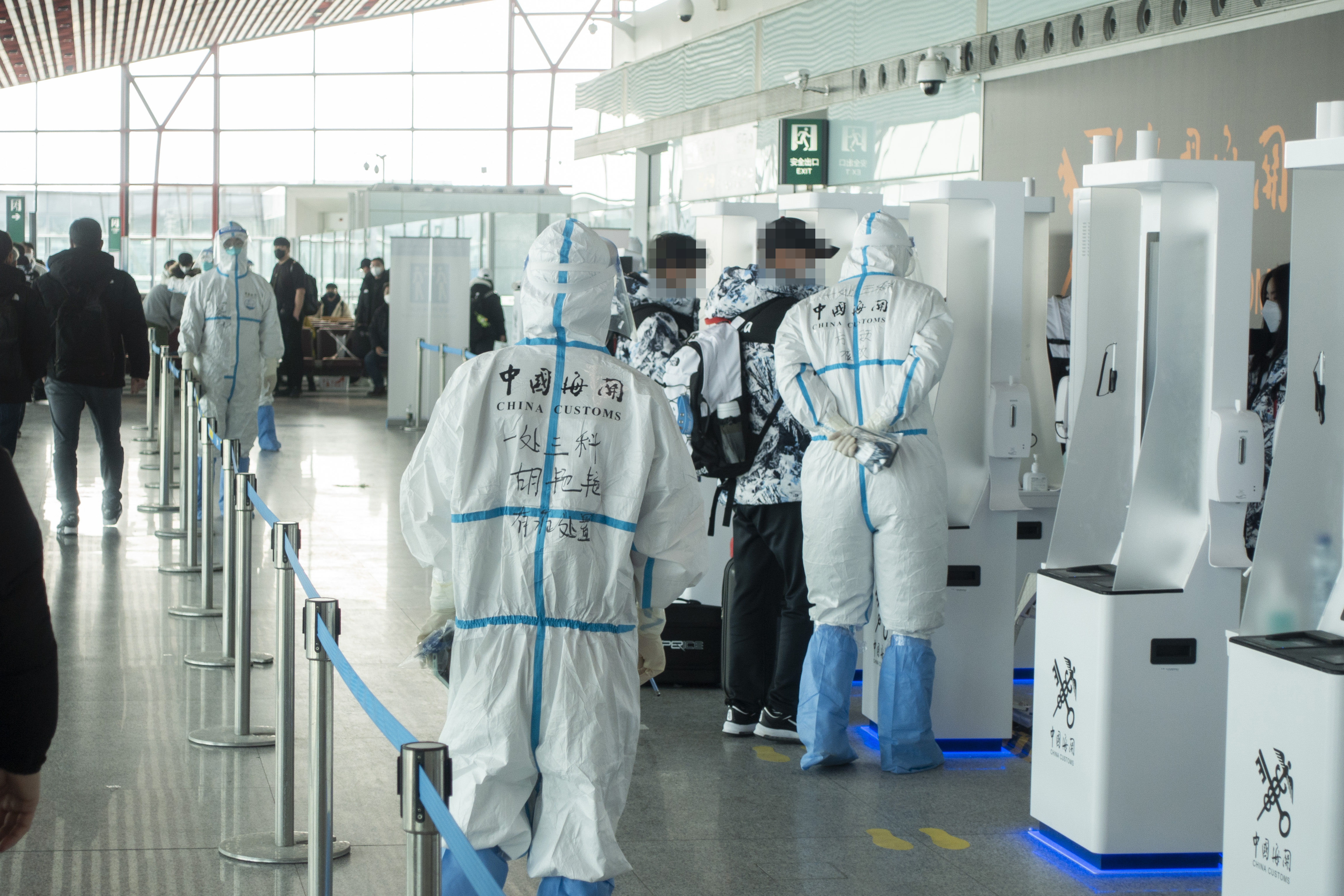 코로나19가 한창이던 지난 1월 중국 베이징 서우두공항에 방역 관계자들이 입국장에서 입국한 선수단을 지켜보고 있다. 베이징 류재민 기자 phoem@seoul.co.kr