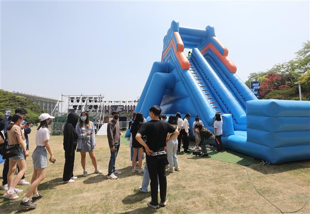 다시 맞이한 대학 축제