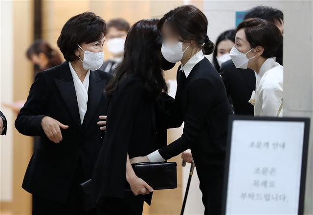 유가족 위로하는 홍라희·이부진