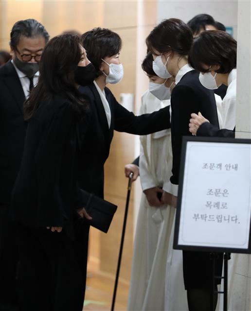 유가족 위로하는 홍라희·이부진