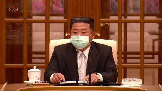 12일 열린 북한 노동당 중앙위원회 제8기 제8차 정치국회의에서 김 위원장이 마스크를 착용했다. 조선중앙TV 