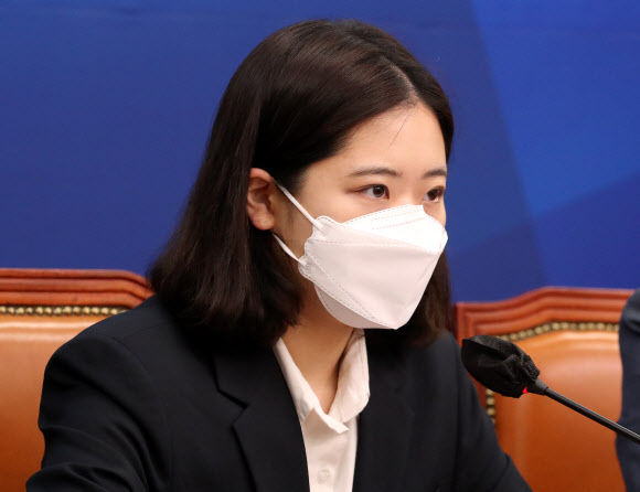 민주당 박지현 공동비상대책위원장은 12일 성비위사건과 연루된 박완주 의원을 제명한다고 밝혔다. 연합뉴스