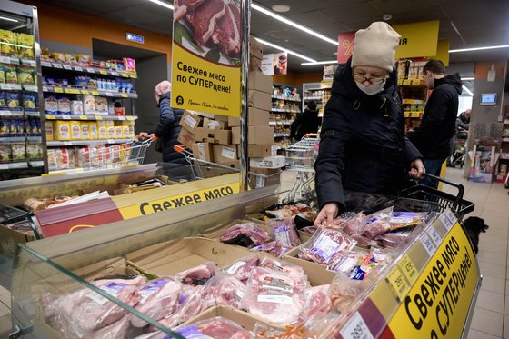 러시아 여성이 지난달 6일 모스크바의 한 수퍼마켓에서 쇼핑을 하고 있다. AFP 연합뉴스