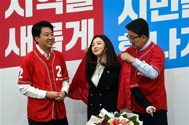 당구선수 차유람 선수(가운데)가 13일 서울 여의도 국회에서 열린 국민의힘 중앙선거대책위원회 회의에 앞서 이준석 대표(왼쪽)와 권성동 원내대표의 입당 환영을 받으며 유니폼을 입고 있다. 2022.5.13 국회사진기자단