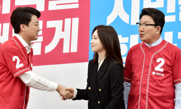 13일 오전 서울 여의도 국회에서 국민의힘 중앙선거대책위원회 회의에 앞서 열린 당구선수 차유람 입당 환영식에서 이준석 대표(왼쪽)와 권성동 원내대표(오른쪽)가 차유람 선수(가운데)와 인사하고 있다. 2022.5.13  국회사진기자단