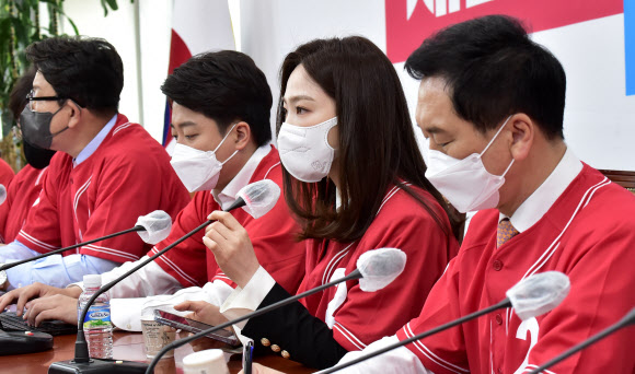 13일 오전 서울 여의도 국회에서 국민의힘 중앙선거대책위원회 회의에 앞서 열린 당구선수 차유람 입당 환영식에서 차 선수가 인사말을 하고 있다. 2022.5.13  국회사진기자단