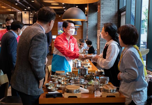 안철수 국민의힘 성남 분당갑 국회의원 후보가 13일 오후 경기도 성남시 분당구의 한 음식점을 찾아 시민들과 인사하고 있다. 2022.5.13 뉴스1