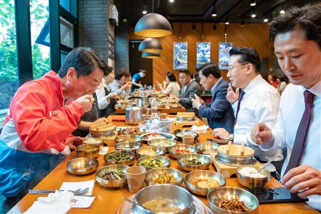 안철수 국민의힘 성남 분당갑 국회의원 후보가 13일 오후 경기도 성남시 분당구의 한 음식점을 찾아 지역 출마예정자, 시민들과 함께 식사를 하고 있다. 2022.5.13 뉴스1