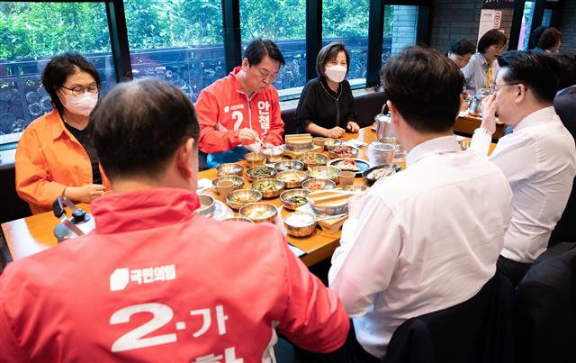 안철수 국민의힘 성남 분당갑 국회의원 후보가 13일 오후 경기도 성남시 분당구의 한 음식점을 찾아 지역 출마예정자, 시민들과 함께 식사를 하고 있다. 2022.5.13 뉴스1