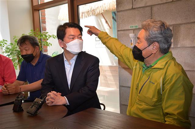 안철수 국민의힘 성남 분당갑 국회의원 후보가 13일 오전 경기도 성남시 분당구 대장동의 한 카페에서 열린 대장동 원주민 간담회에 참석해 김동훈 전 대장동보상대책위원장(오른쪽)의 발언을 경청하고 있다. 2022.5.13 뉴스1