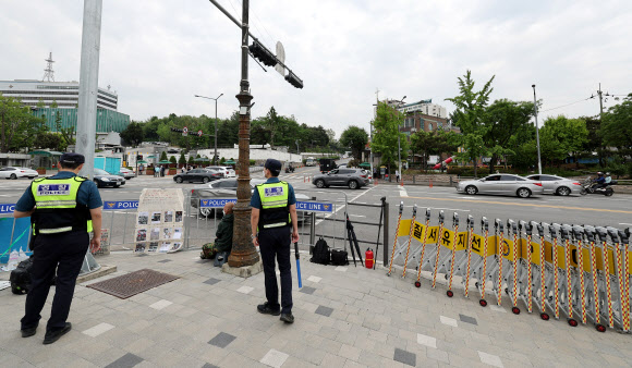 13일 서울 용산구 대통령실 부근 삼각지역 일대에 경찰의 질서유지선이 설치돼 있다. 이날 경찰에 따르면 서울경찰청은 최근 용산경찰서 등 일선에 대통령 집무실 인근 집회 신고가 들어오면 금지 통고한다는 구두 지침을 공유했다. 경찰 관계자는 “집회 신고는 일단 다 받은 뒤 사안마다 판단할 예정이다. 집회 허용 판단 기준은 서울경찰청 등과 협의해 결정할 것”이라고 원론적인 설명을 내놨지만, 내부적으로는 구두 지침으로 금지 통고를 결정한 상황이다. 앞서 서울경찰청은 서울행정법원이 성소수자차별반대 무지개행동의 집회 금지 통고 처분 집행정지신청을 일부 인용한 데 대해 법무부의 지휘를 받아 전날 즉시항고했다. 2022.5.13  연합뉴스