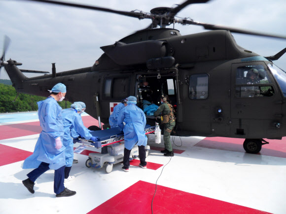 국군의무사령부가 지난 11, 12일 연합 의무지원 능력 향상을 위한 ‘전반기 한미연합 의무지원 야외 기동 훈련(FTX)’을 실시했다고 13일 밝혔다. 사진은 국군외상센터 헬기후송 훈련 모습. 2022.5.13  국군의무사 제공