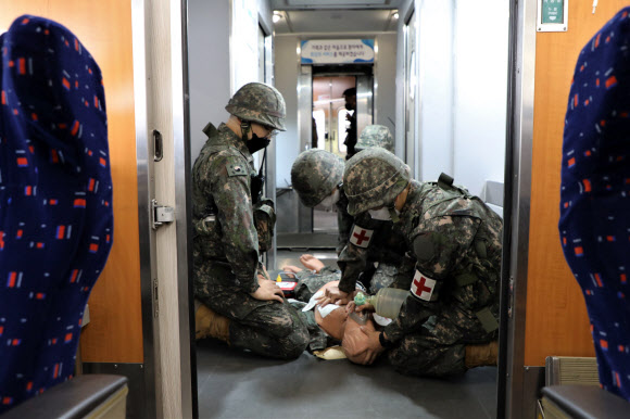 국군의무사령부가 지난 11, 12일 연합 의무지원 능력 향상을 위한 ‘전반기 한미연합 의무지원 야외 기동 훈련(FTX)’을 실시했다고 13일 밝혔다. 사진은 열차 후송 훈련 모습. 2022.5.13  국군의무사 제공