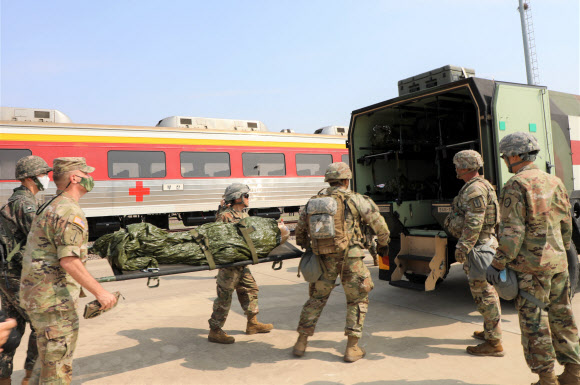 국군의무사령부가 지난 11, 12일 연합 의무지원 능력 향상을 위한 ‘전반기 한미연합 의무지원 야외 기동 훈련(FTX)’을 실시했다고 13일 밝혔다. 사진은 열차 후송 훈련 모습. 2022.5.13  국군의무사 제공