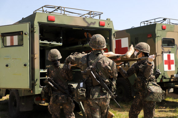 국군의무사령부가 지난 11, 12일 연합 의무지원 능력 향상을 위한 ‘전반기 한미연합 의무지원 야외 기동 훈련(FTX)’을 실시했다고 13일 밝혔다. 사진은 7사단 대량전사자처치반 훈련 모습. 2022.5.13  국군의무사 제공