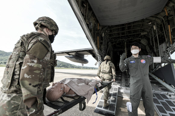 국군의무사령부가 지난 11, 12일 연합 의무지원 능력 향상을 위한 ‘전반기 한미연합 의무지원 야외 기동 훈련(FTX)’을 실시했다고 13일 밝혔다. 사진은 공군사 한미연합후송 훈련 모습. 2022.5.13  국군의무사 제공